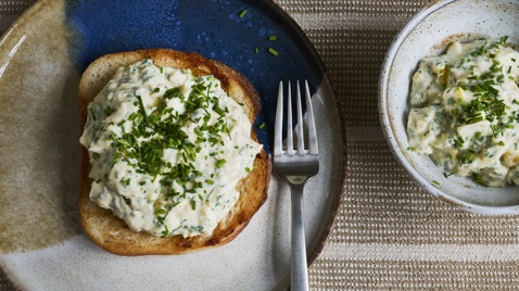 Æggesalat med hvide bønner